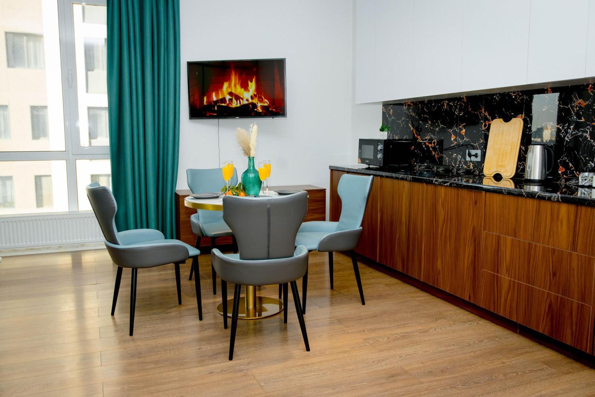 Business-class Apartment, евротрёшка с панорамным видом Almaty