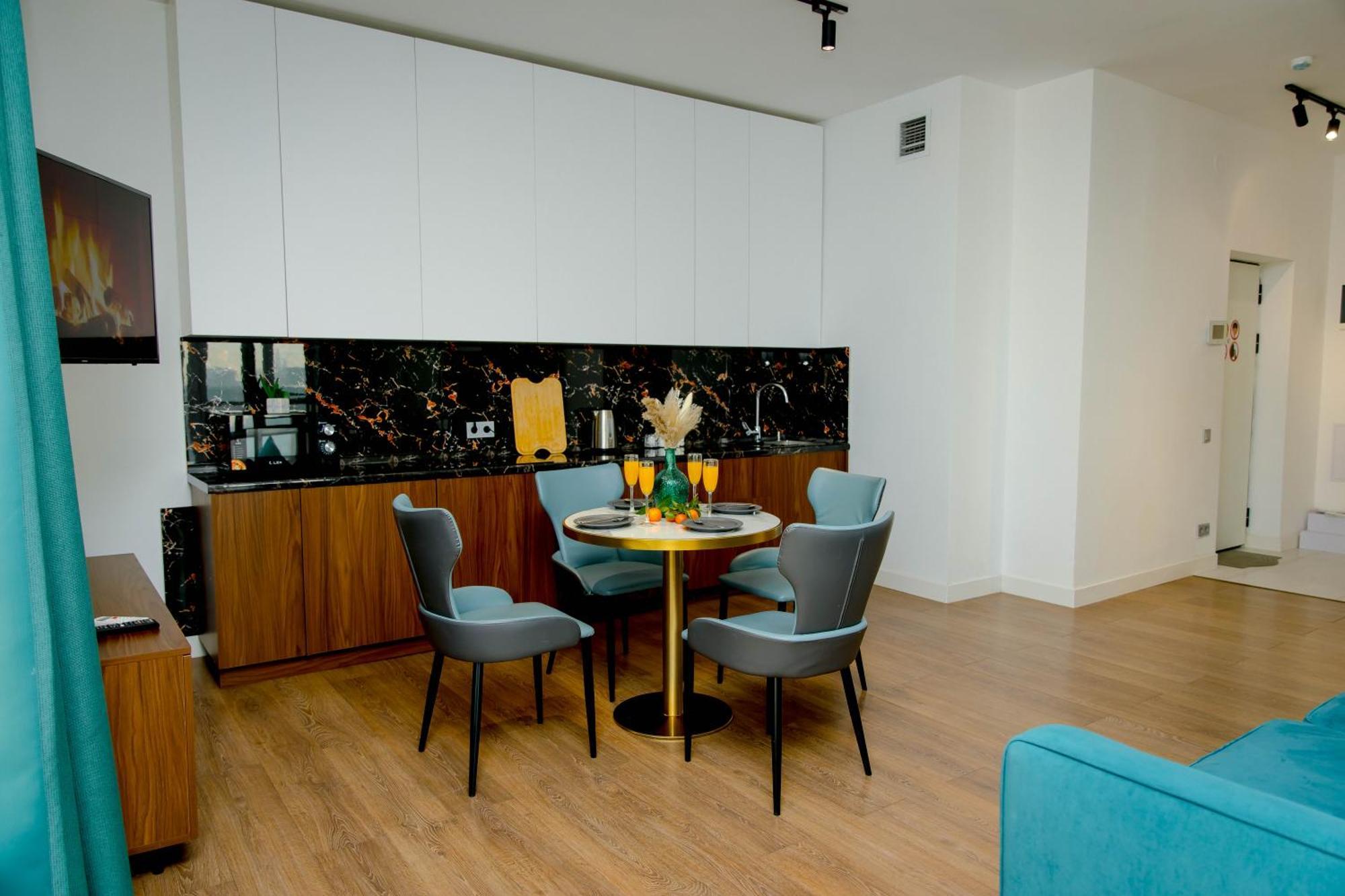 Business-class Apartment, евротрёшка с панорамным видом Almaty